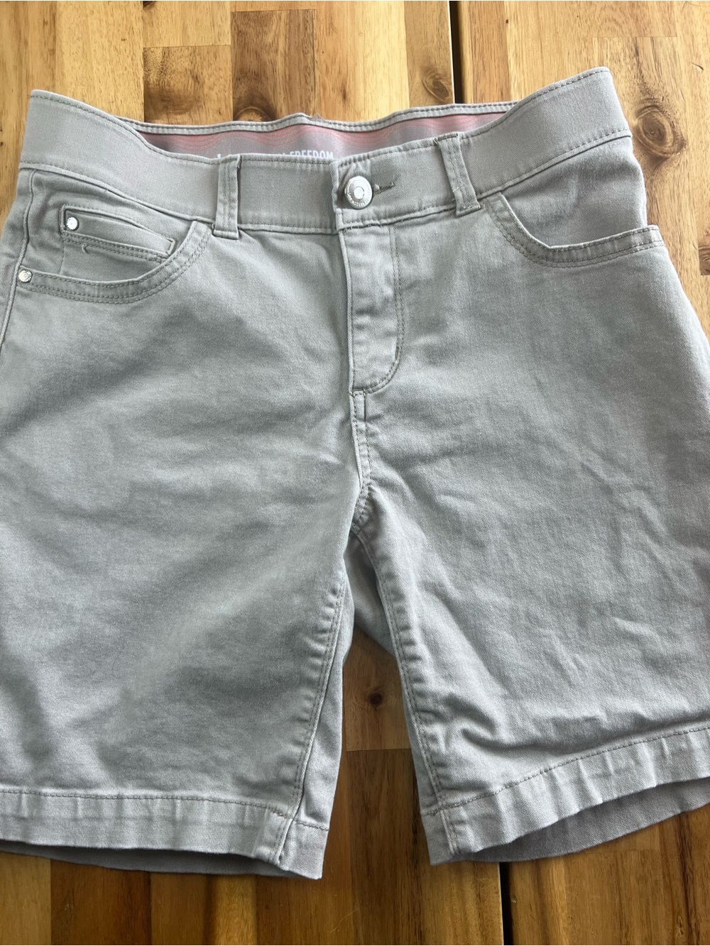 Lee Total Freedom Gray Bermuda Shorts Women’s Size 4 Mid Rise Stretch - Picture 2 of 6